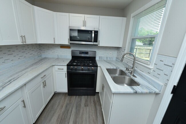 Building Photo - Renovated Ranch!