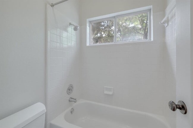 Building Photo - 9215 Spicebrush Dr