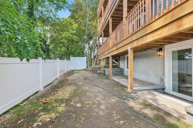 Building Photo - 34 Larch St