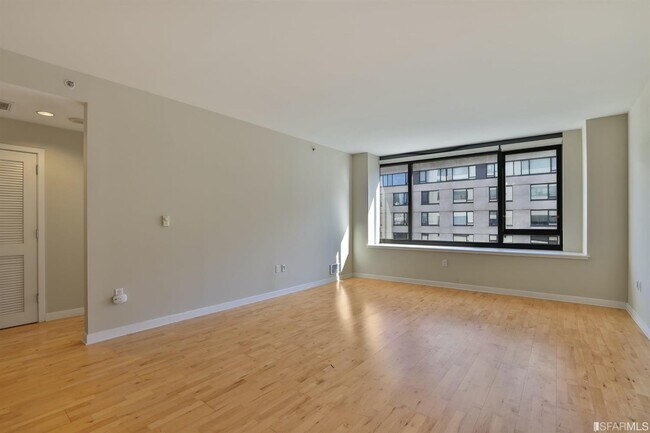 Building Photo - 260 King St