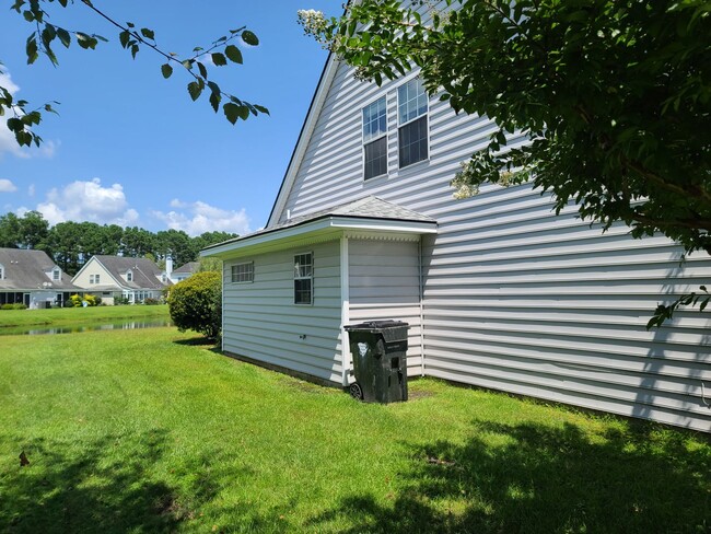 Building Photo - Freshly renovated and low maintenance