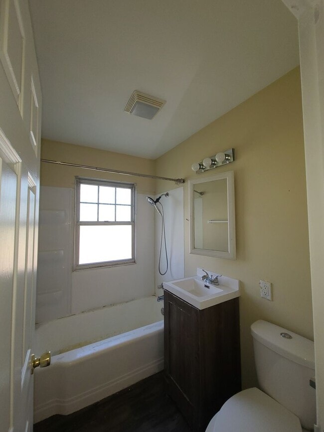 Building Photo - 210 Brookwood Dr