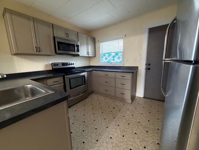 Building Photo - Charming 2 Bedroom Single-Family Home with Garage in Tomah