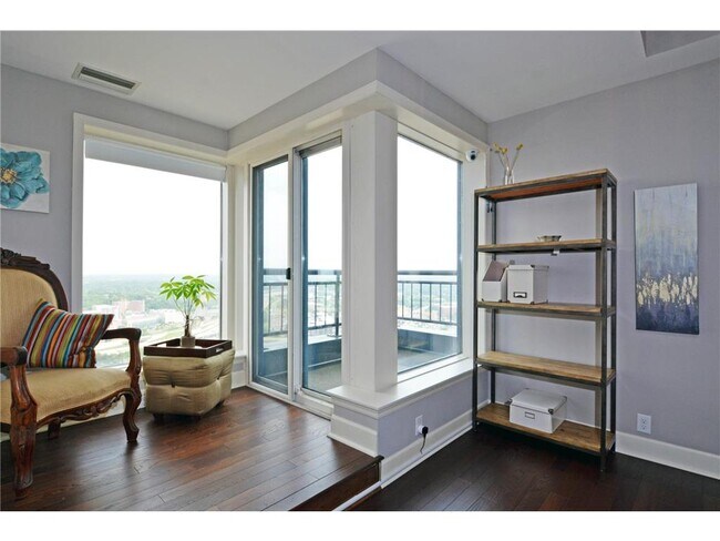 Building Photo - 168 6th St E