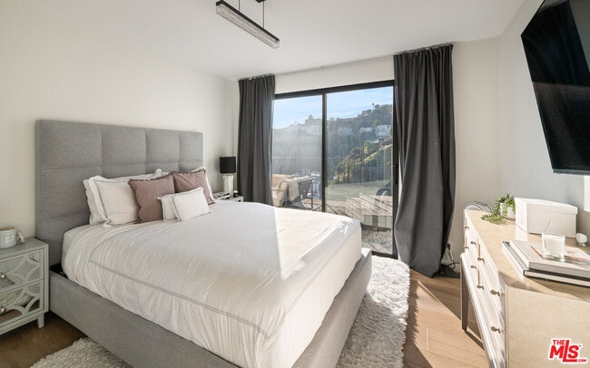 Building Photo - 2001 Sunset Plaza Dr