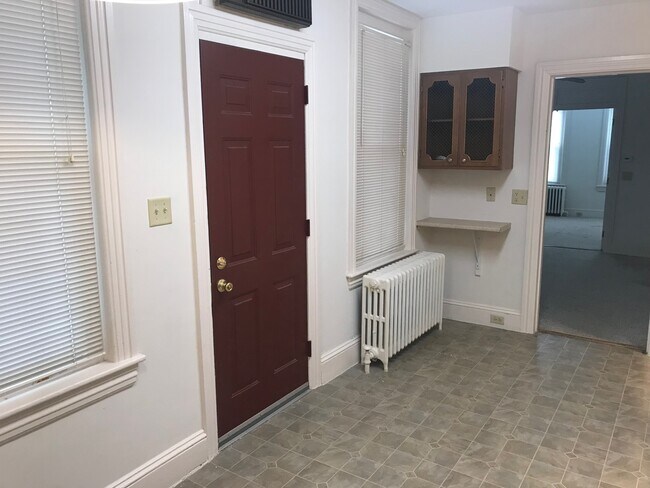 Livingroom - 616 Linden St