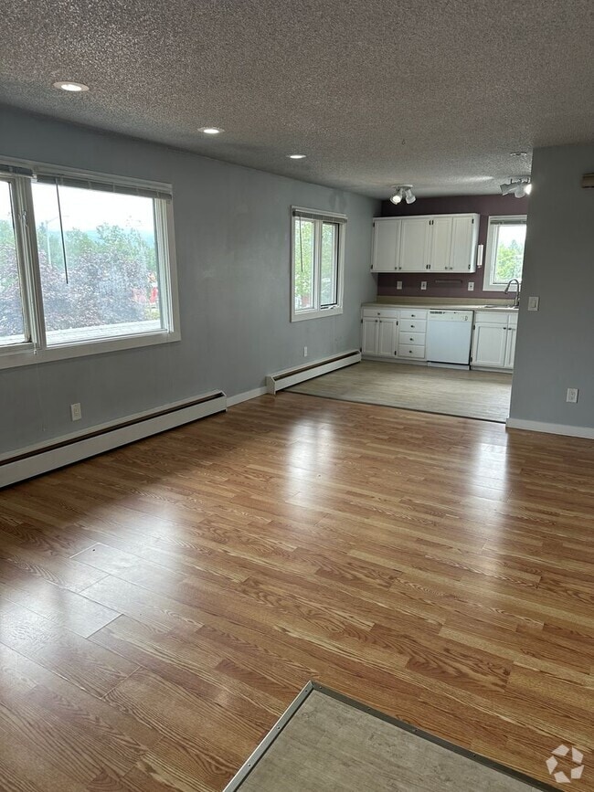 Building Photo - Heat Included! Heated Storage, 2 Bedroom/1...