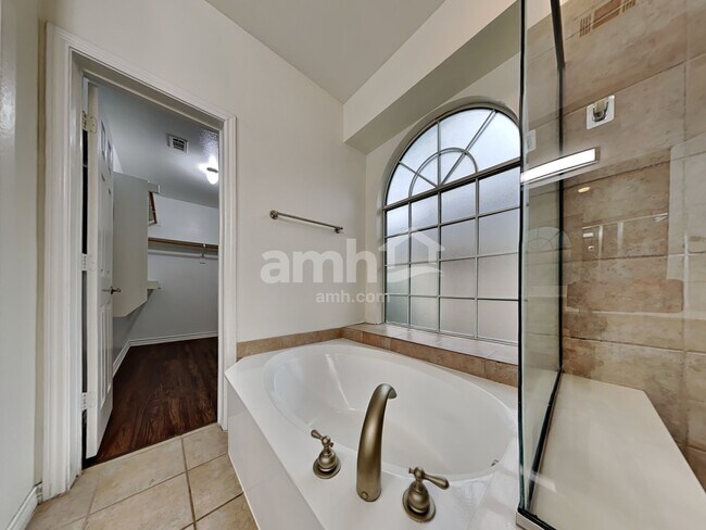 Building Photo - 222 Paradise Way