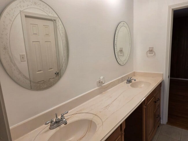 Building Photo - 2121 Redwood St