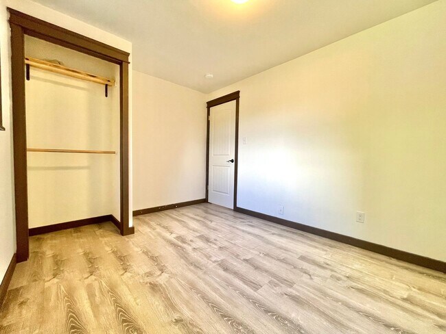 Building Photo - 17606 33rd Pl W