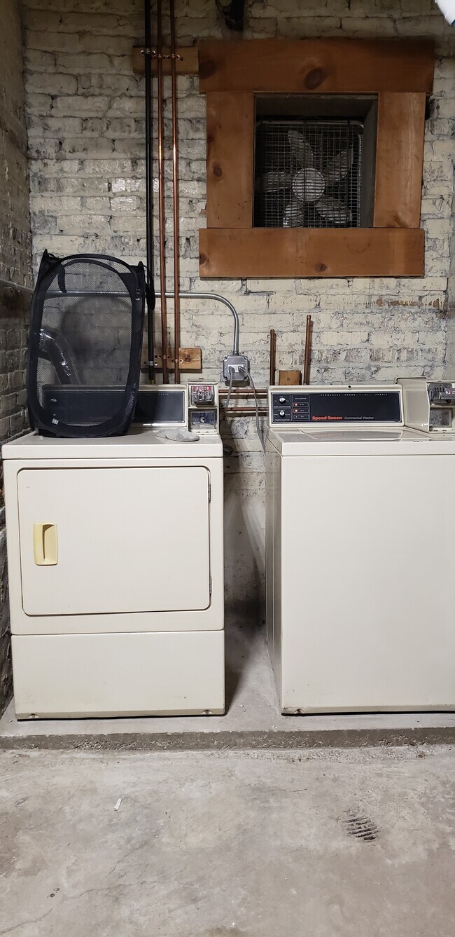 Building Photo - 1427 N Artesian Ave