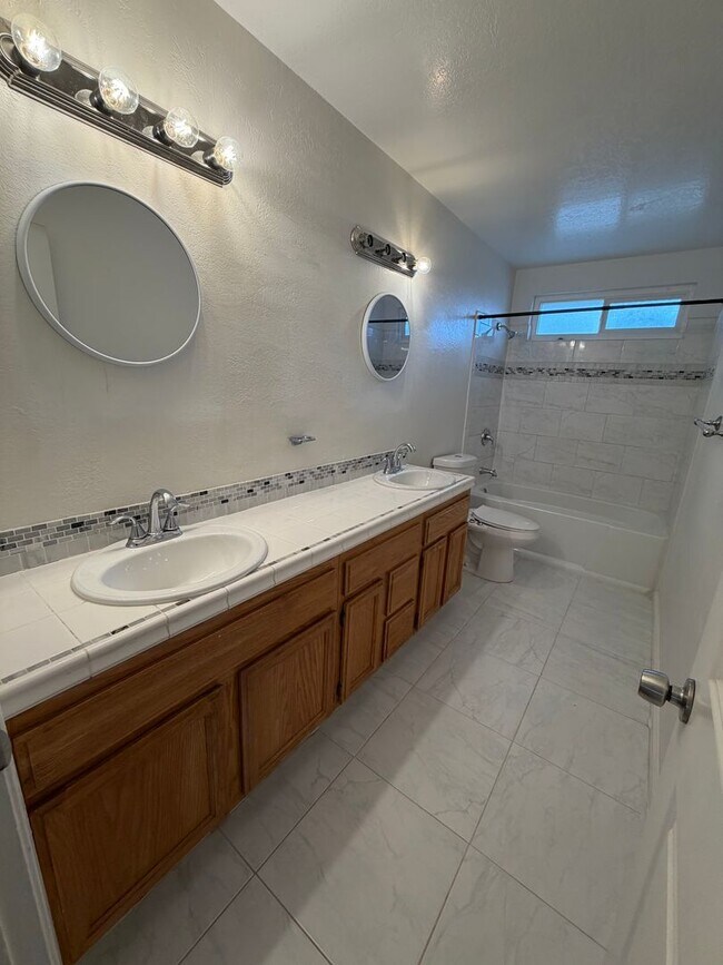 Building Photo - Welcome to this stunning 4 bedroom 2.5 bathroom home located in Fremont