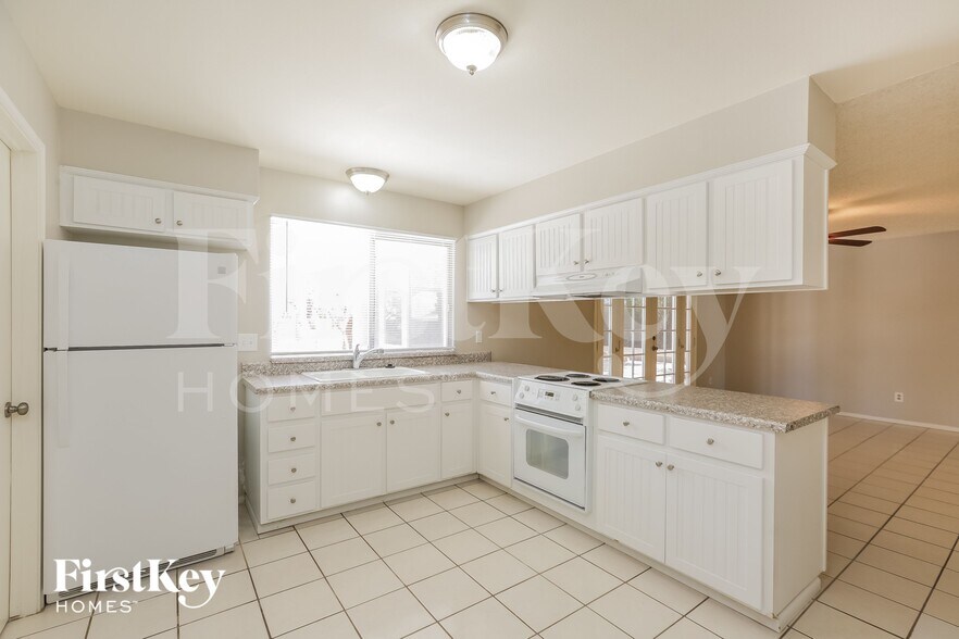 Building Photo - 2922 E Sierra St