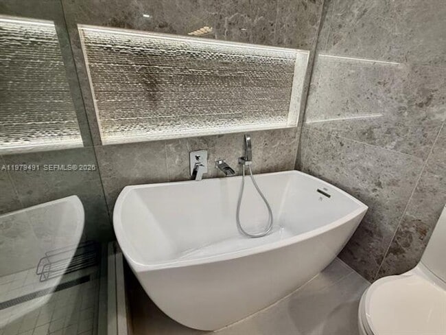 Building Photo - 900 Bay Dr