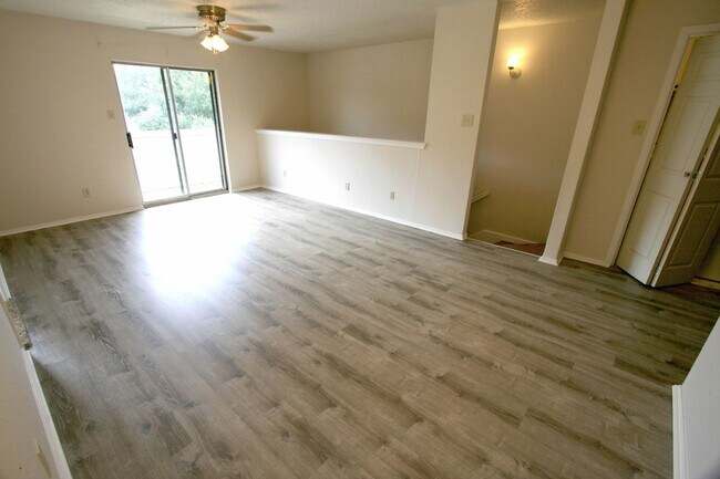 Building Photo - 1102 Spring Loop