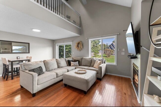 Building Photo - Elegant 3-Bed Single Family with Fireplace & Hardwood Floors in Shakopee – 2345 Sq Ft of Comfort