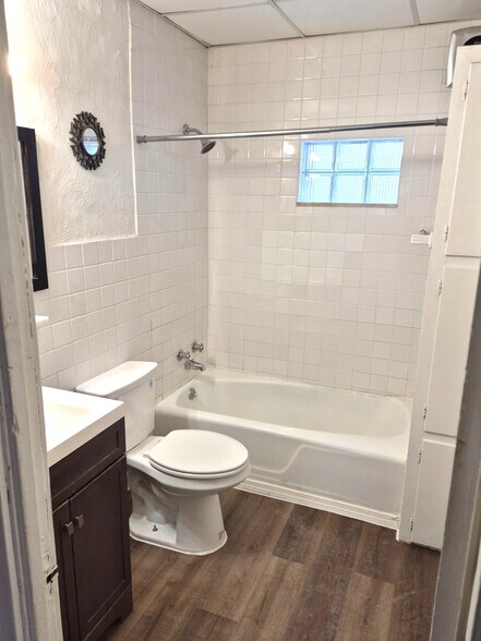 Building Photo - 519 E 9th St