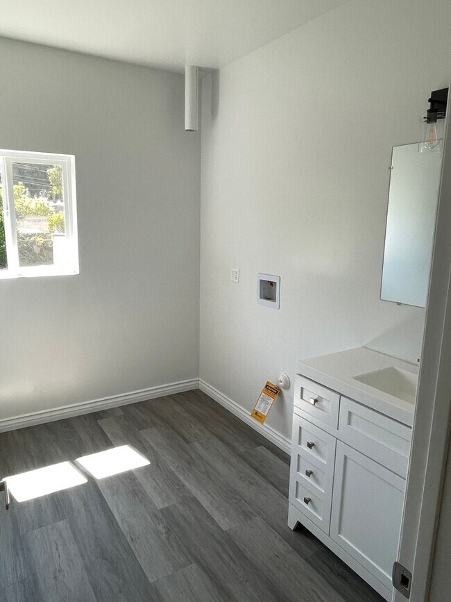 Building Photo - Shum Family Trust - R2804