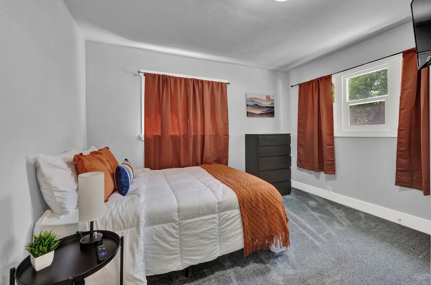 Building Photo - 369 N 300 W