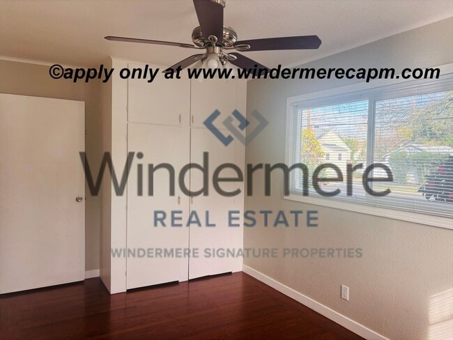 Building Photo - Unbeatable location! ! East Sac 2 bedroom 1 bath Duplex!!