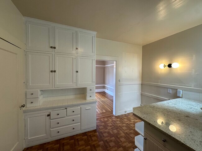 Kitchen and breakfast nook - 302 31st Ave