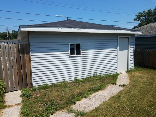 Building Photo - Beautifully rehabbed property
