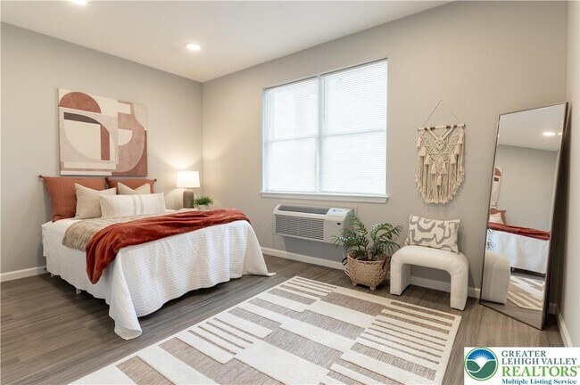 Building Photo - 948 N Front St