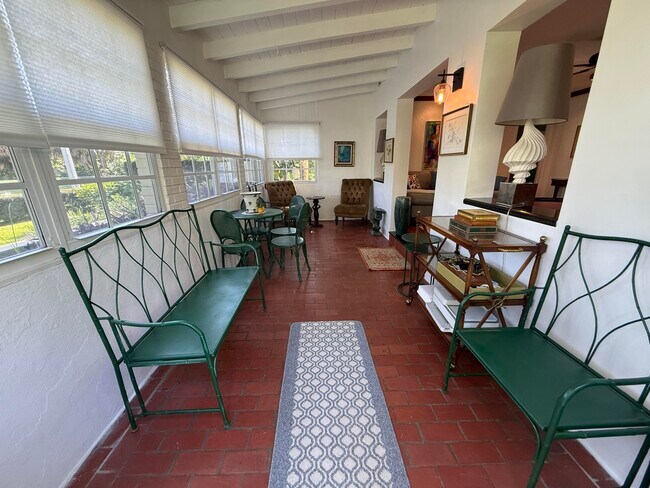 Building Photo - 1219 N Lakeside Dr