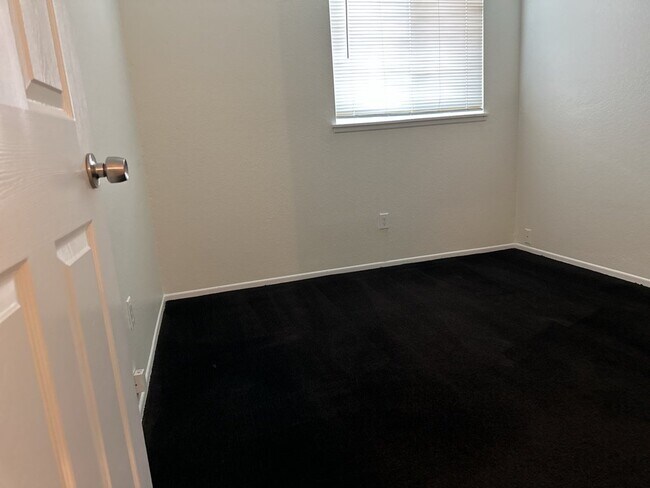 Building Photo - Stunning 5 Bedroom Rental Home with 2 Full...
