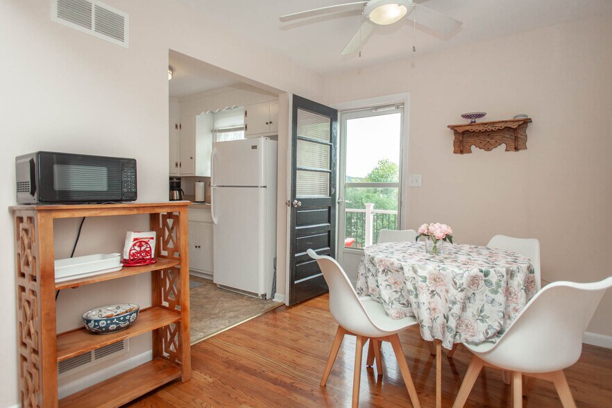 Building Photo - 402 13th ST NE