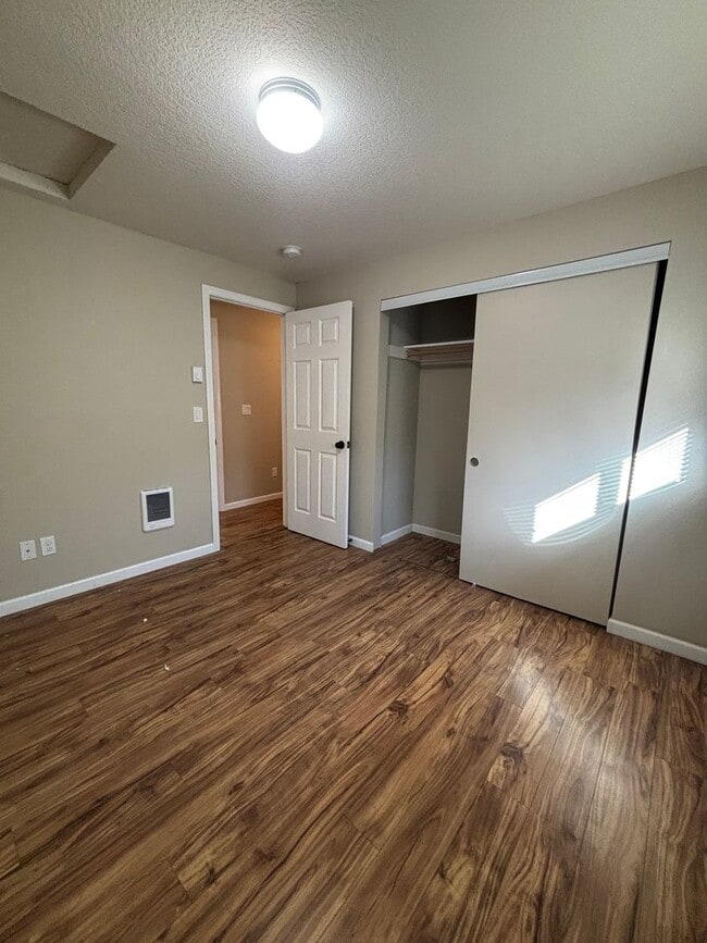 Building Photo - Located in a Desirable Area in Wilsonville 2 Bedroom Unit in a 4 Plex