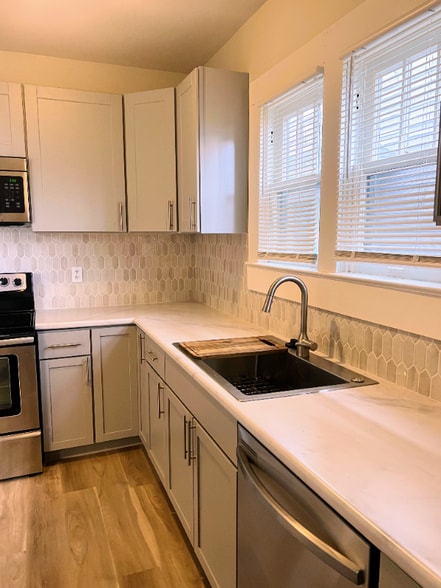 Building Photo - 607 N Oxford St