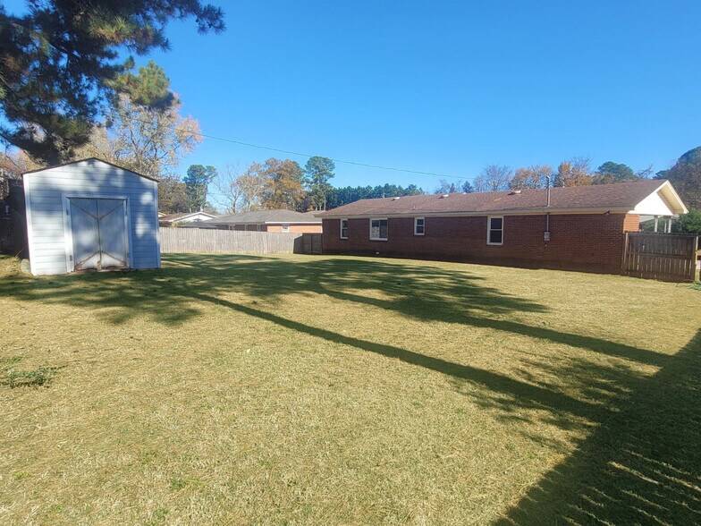 Building Photo - 2201 Windcrest Dr