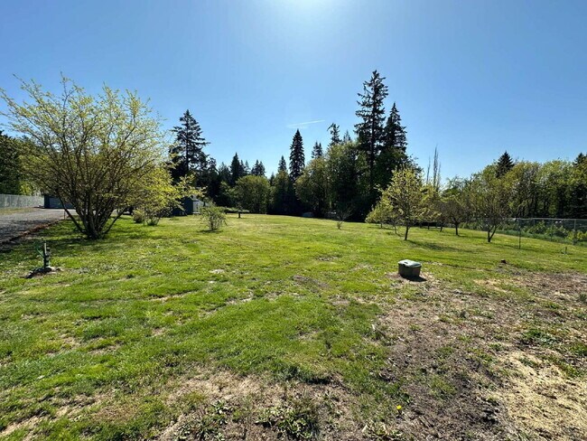 Building Photo - 3 Bed 2 Bath West Linn Property w/large yard