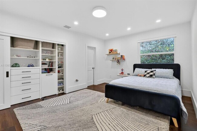 Building Photo - 3258 Riviera Dr