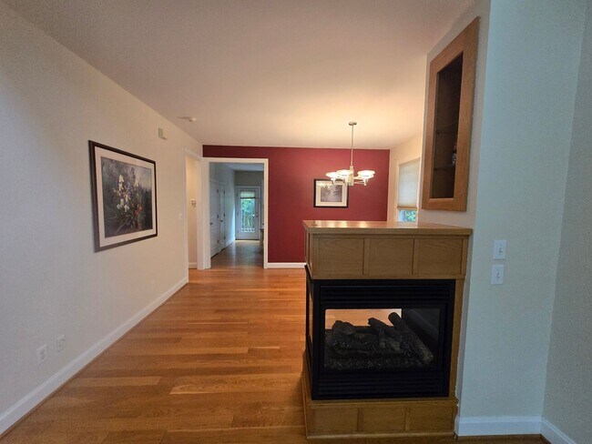 Building Photo - Stylish 3BR, 3BA Townhouse – Prime Locatio...
