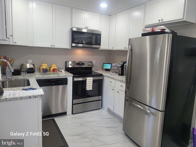 Building Photo - 16309 Holly Hill Dr