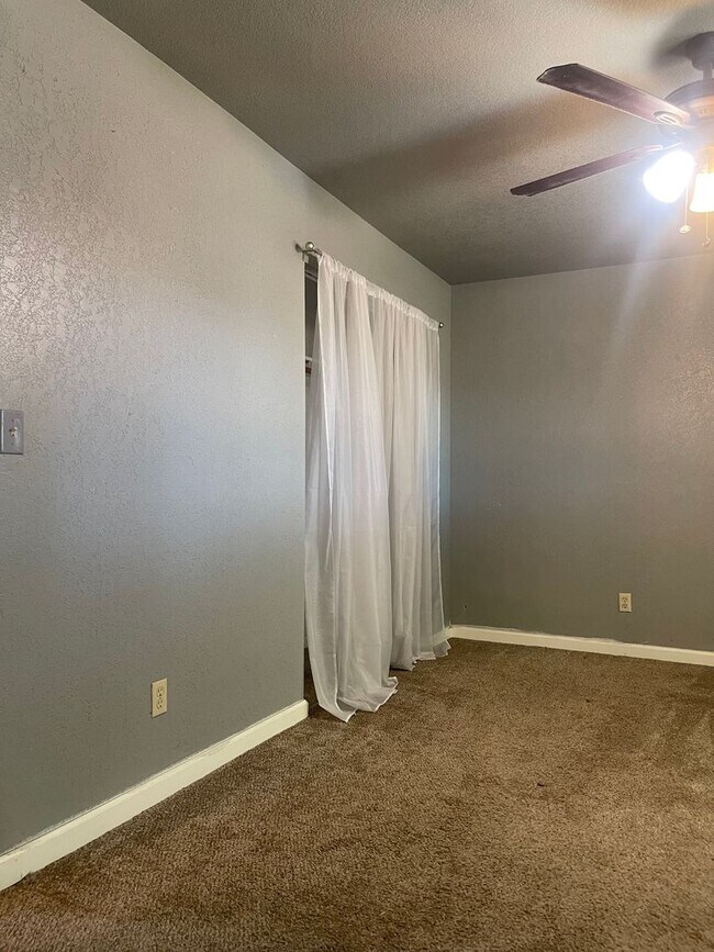 Building Photo - LARGE 4 BEDROOM 2 BATHROOM HOME IN THE PEPPERTREE SUBDIVISION