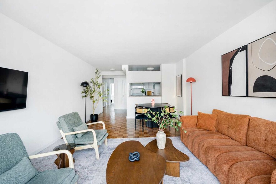 Building Photo - 350 W 43rd St