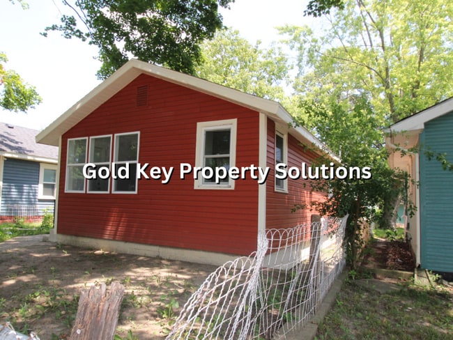 Building Photo - Cute 2 BR 1 BA House in Muncie with Fenced...