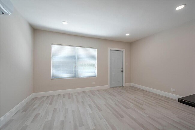 Building Photo - 628 NE 8th Ave