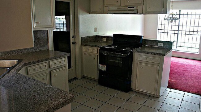 Building Photo - Cozy 4 bedroom/ 2 bath/2 car garage home in Briargate