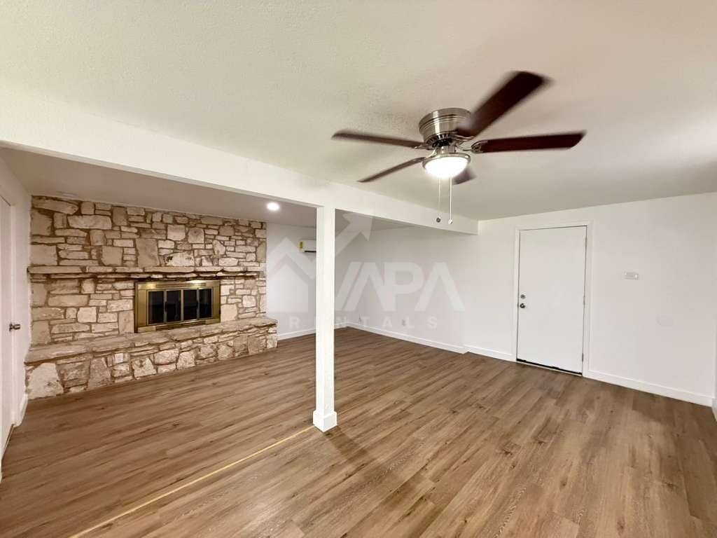 Building Photo - 518 Jamaica Dr
