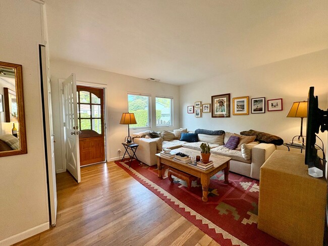 Building Photo - 2 bedroom, 2 bath