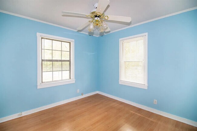 Building Photo - 5016 Saray Way