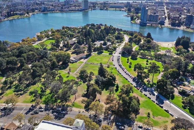 Building Photo - Updated Condo Steps from Lake Merritt with Parking and Utilities Included