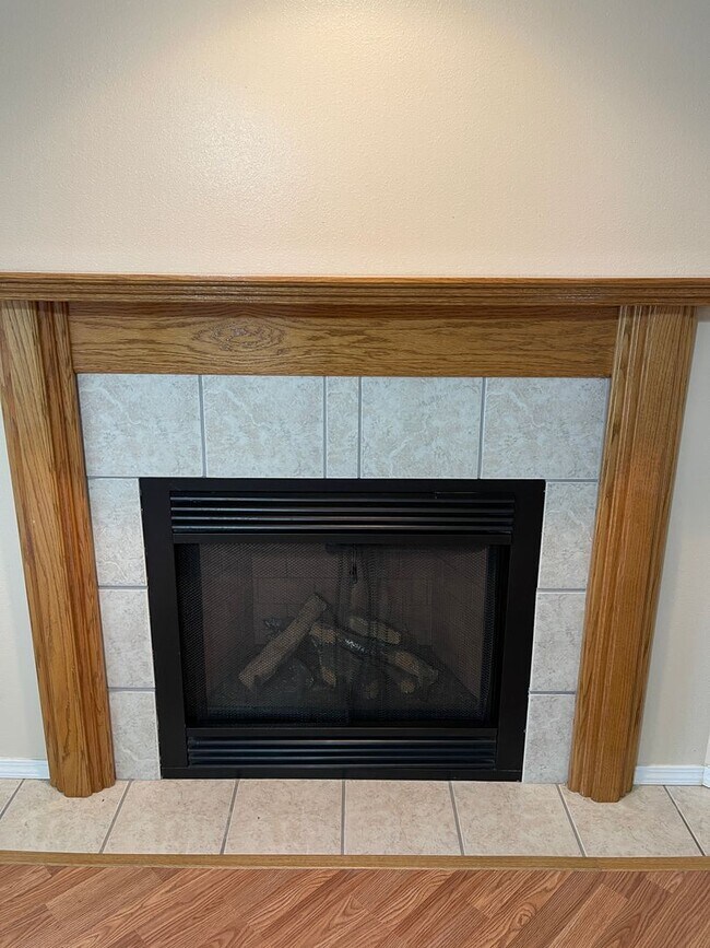 Building Photo - Available November 21st!   6 Month lease