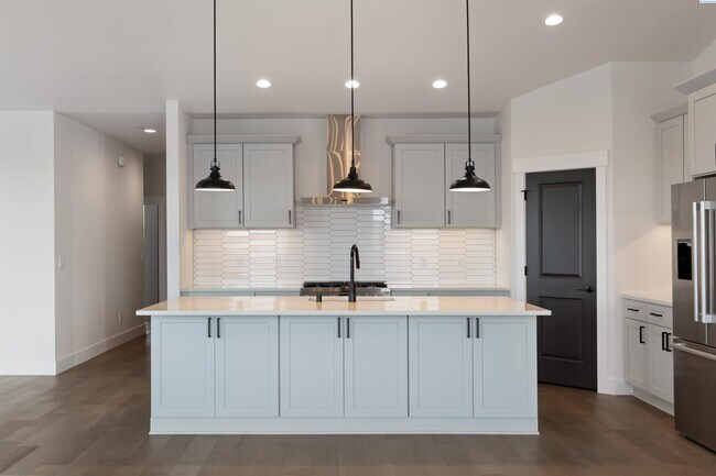 Building Photo - Generational suite w/separate entrance!