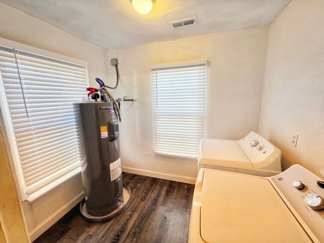 Building Photo - 400 Jamestown Ave