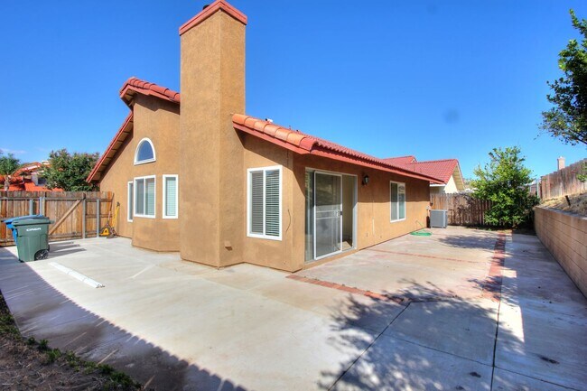 Building Photo - Spacious 3 Bedroom, 2 Bath Home in Beautiful Lake Elsinore!